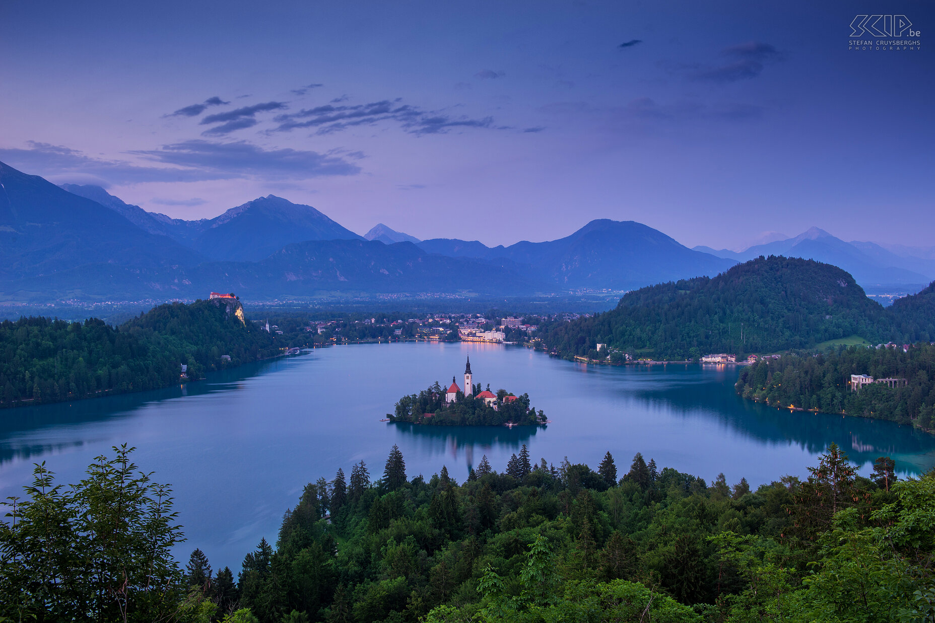 Het meer van Bled by night Bled by night gefotografeerd vanaf het uitzichtspunt op de Ojstrica Trail Stefan Cruysberghs